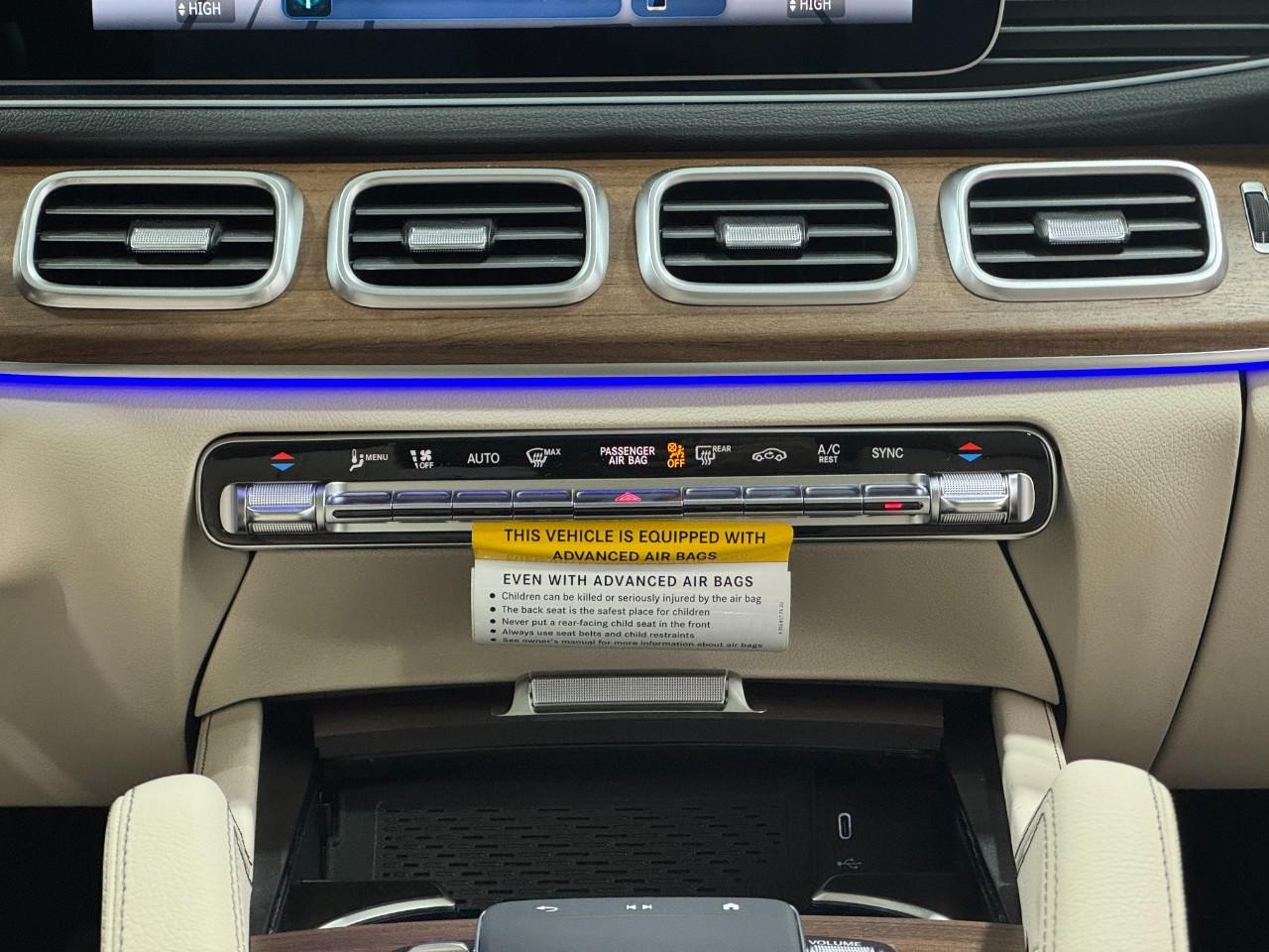 Mercedes-Benz GLE Vehicle Full-screen Gallery Image 15