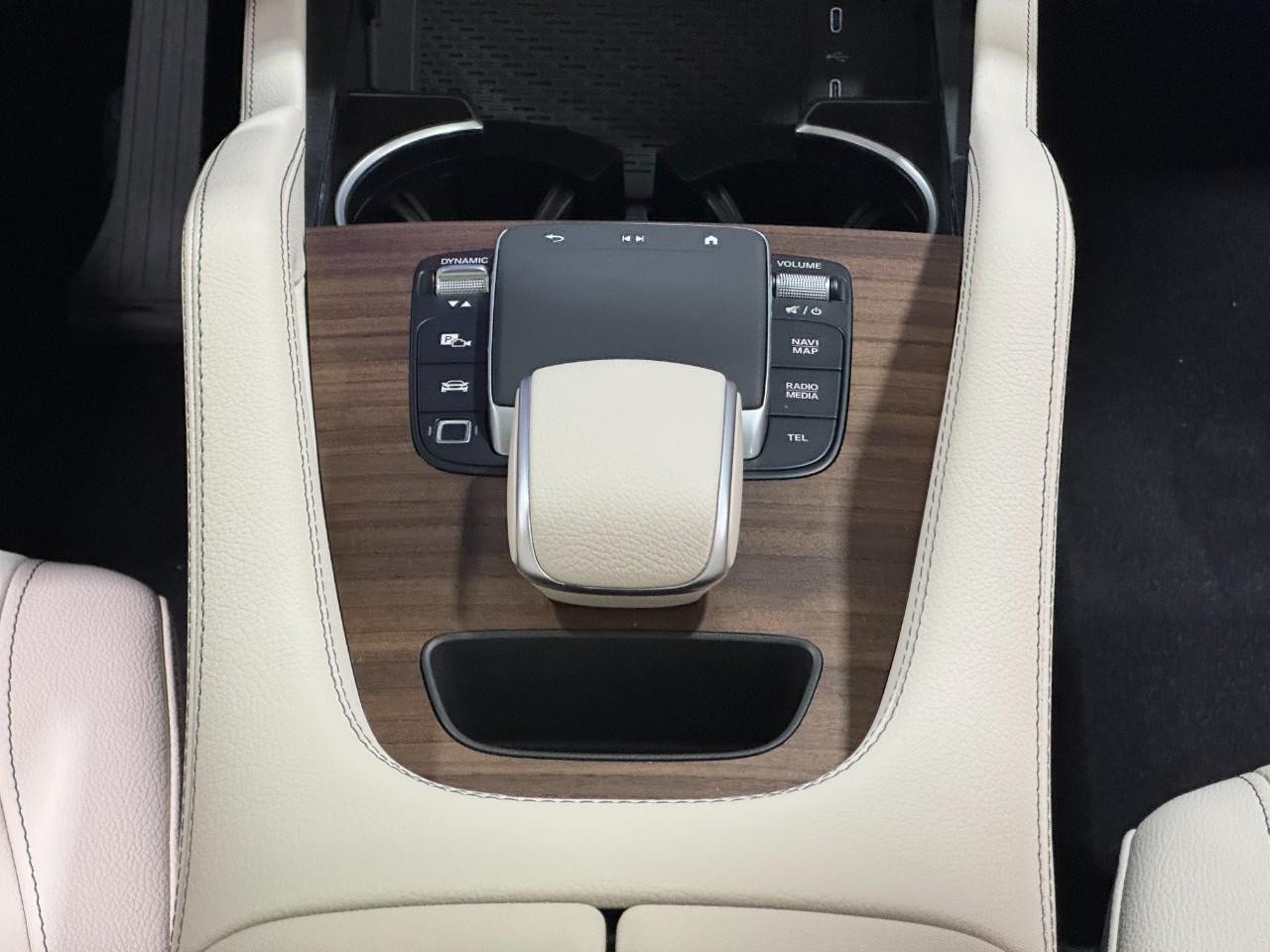 Mercedes-Benz GLE Vehicle Full-screen Gallery Image 16