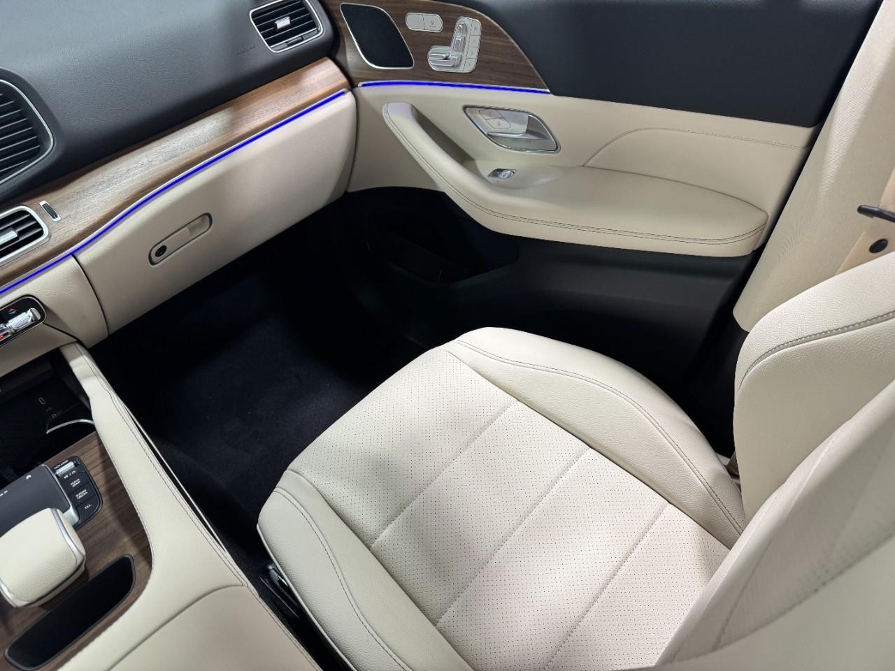 Mercedes-Benz GLE Vehicle Full-screen Gallery Image 17