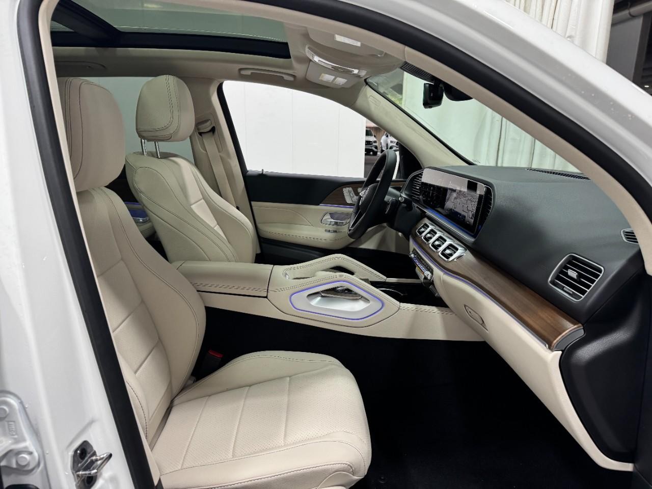 Mercedes-Benz GLE Vehicle Full-screen Gallery Image 18