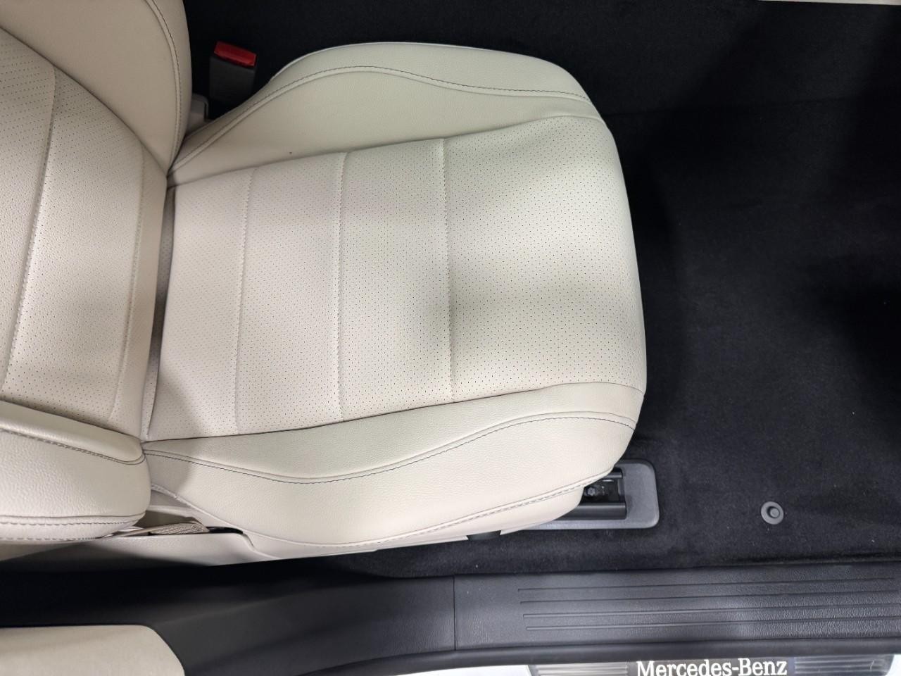 Mercedes-Benz GLE Vehicle Full-screen Gallery Image 19