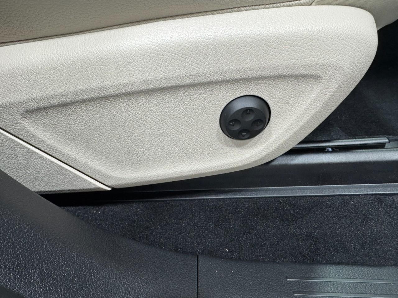 Mercedes-Benz GLE Vehicle Full-screen Gallery Image 20