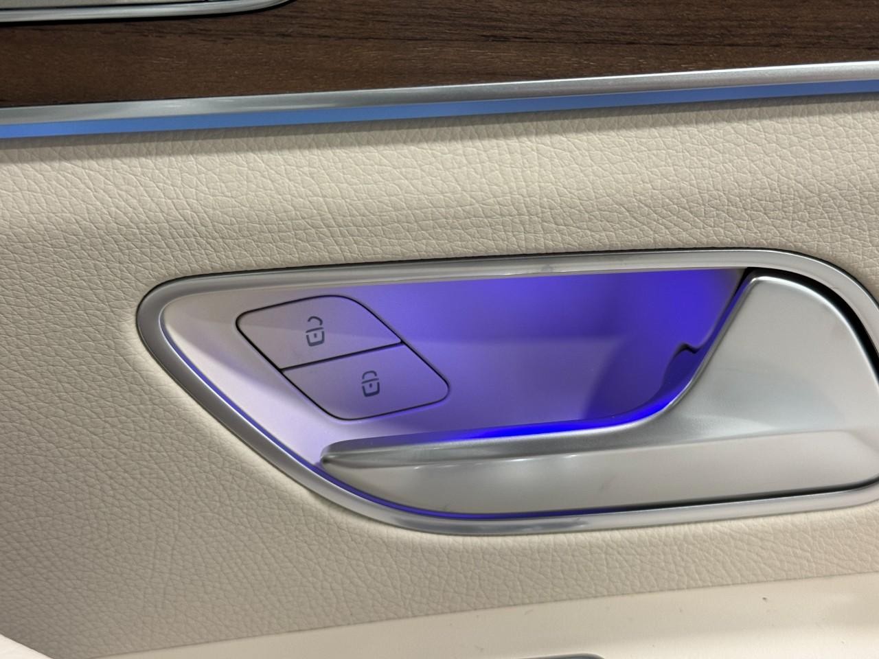 Mercedes-Benz GLE Vehicle Full-screen Gallery Image 22