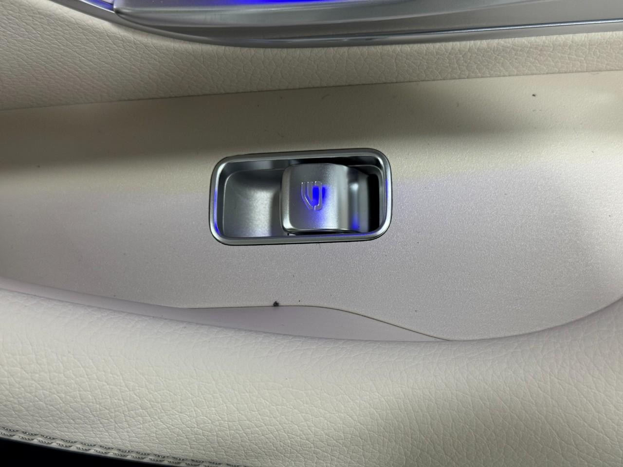 Mercedes-Benz GLE Vehicle Full-screen Gallery Image 23