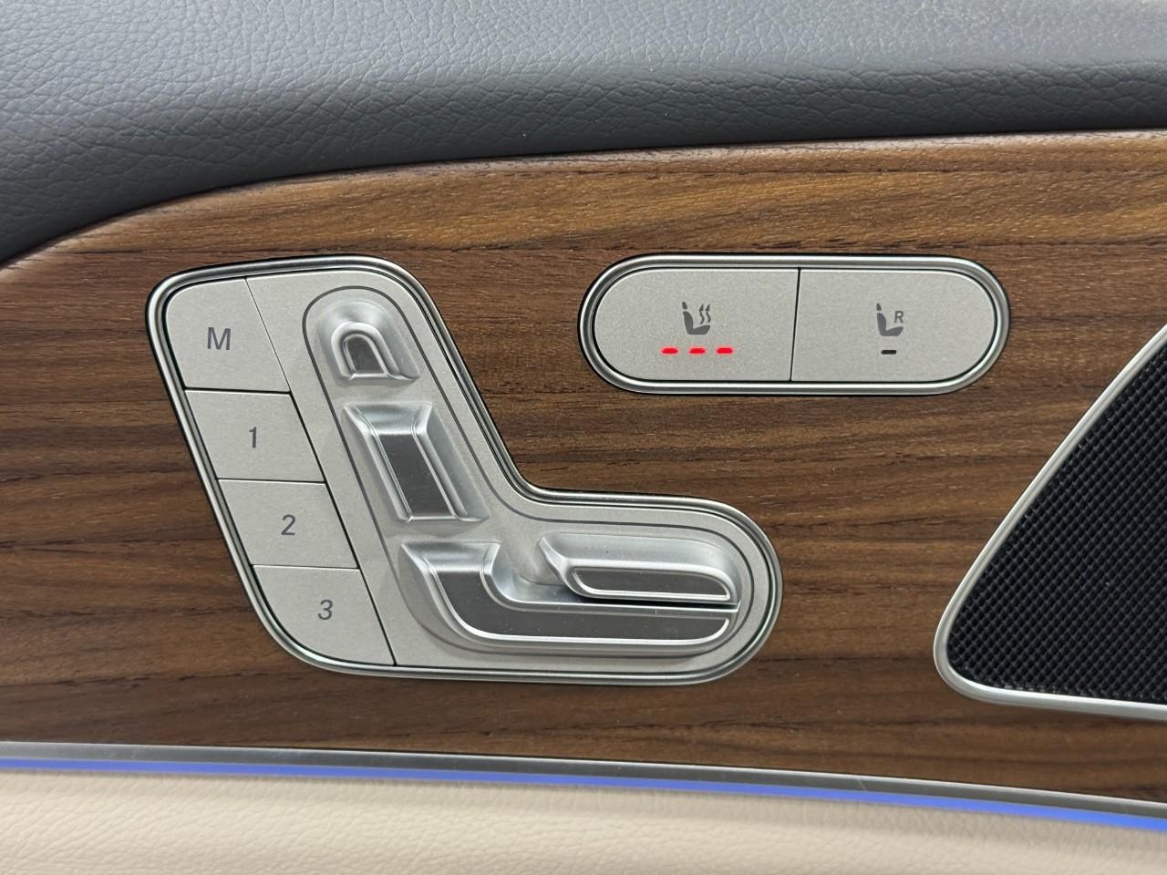 Mercedes-Benz GLE Vehicle Full-screen Gallery Image 24