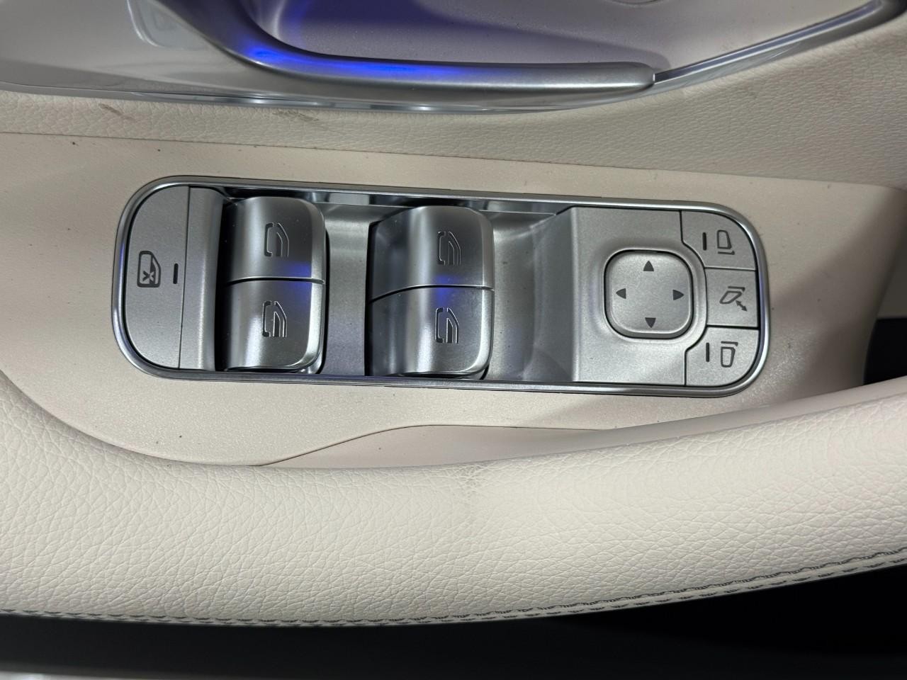 Mercedes-Benz GLE Vehicle Full-screen Gallery Image 26