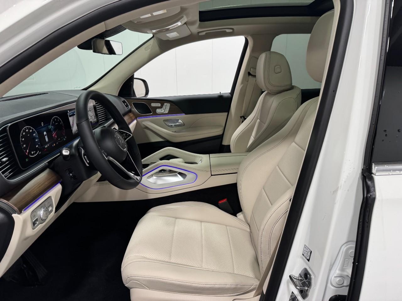 Mercedes-Benz GLE Vehicle Full-screen Gallery Image 28