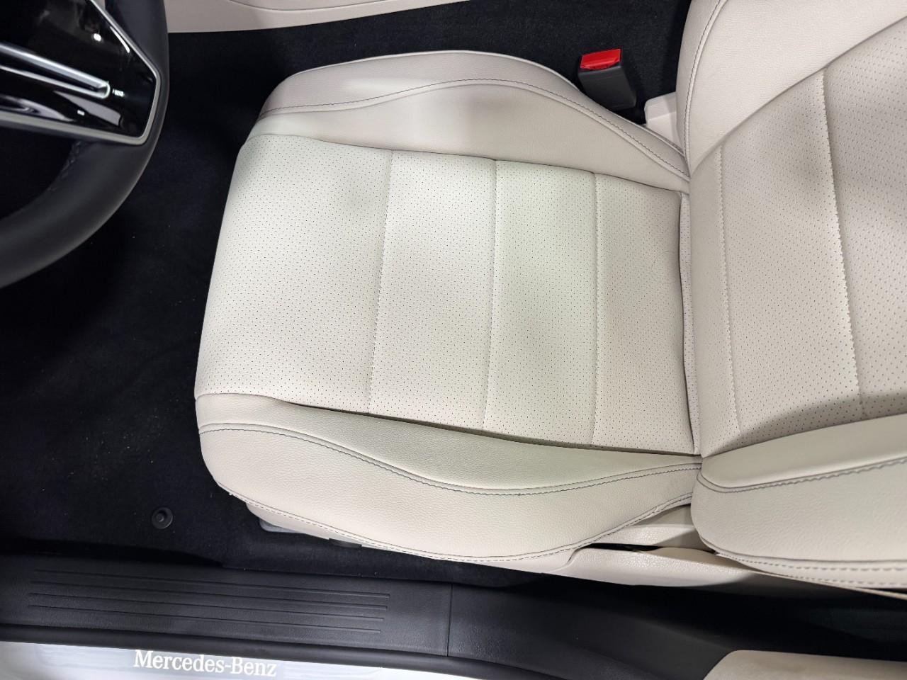 Mercedes-Benz GLE Vehicle Full-screen Gallery Image 29