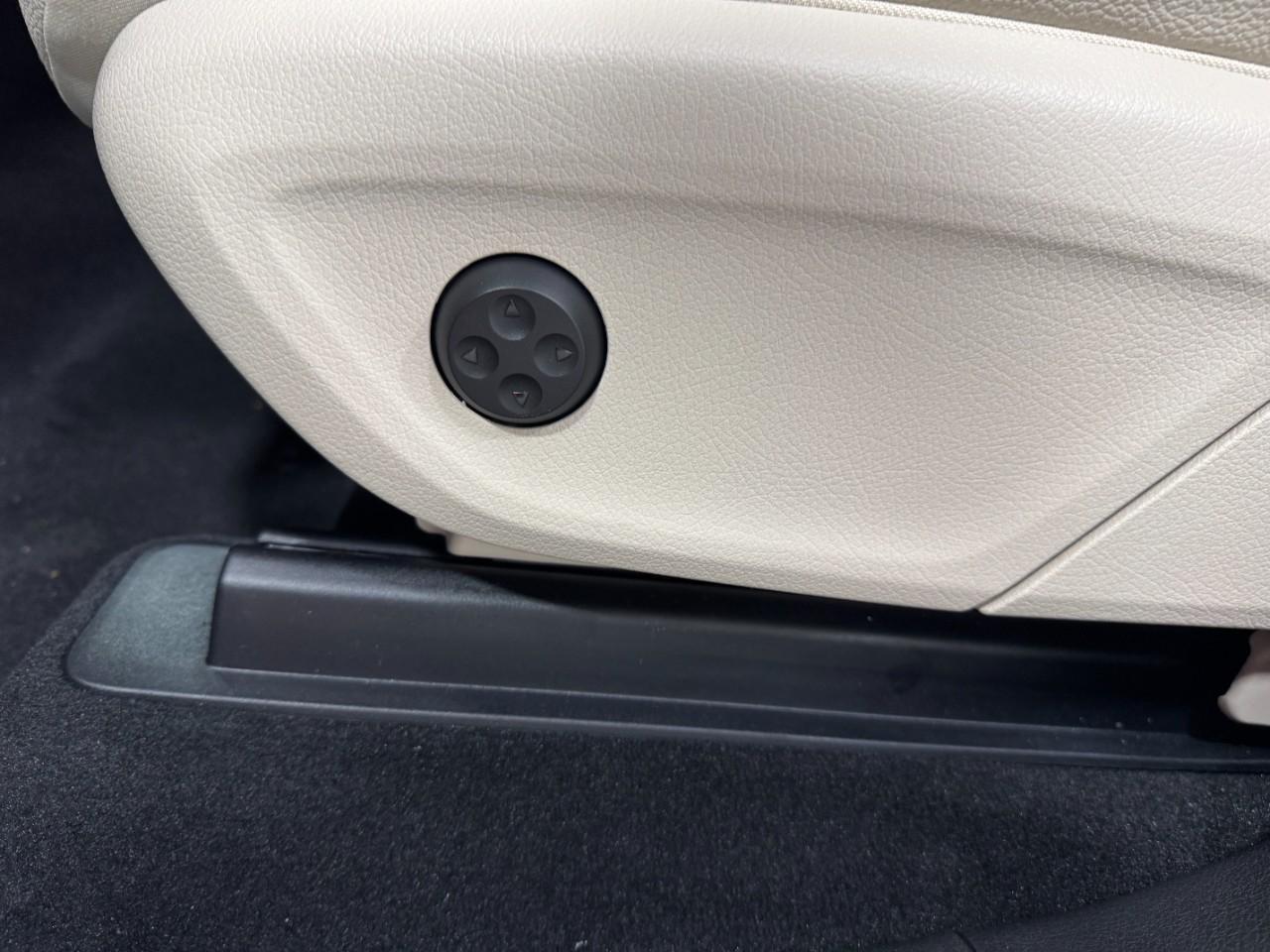 Mercedes-Benz GLE Vehicle Full-screen Gallery Image 30