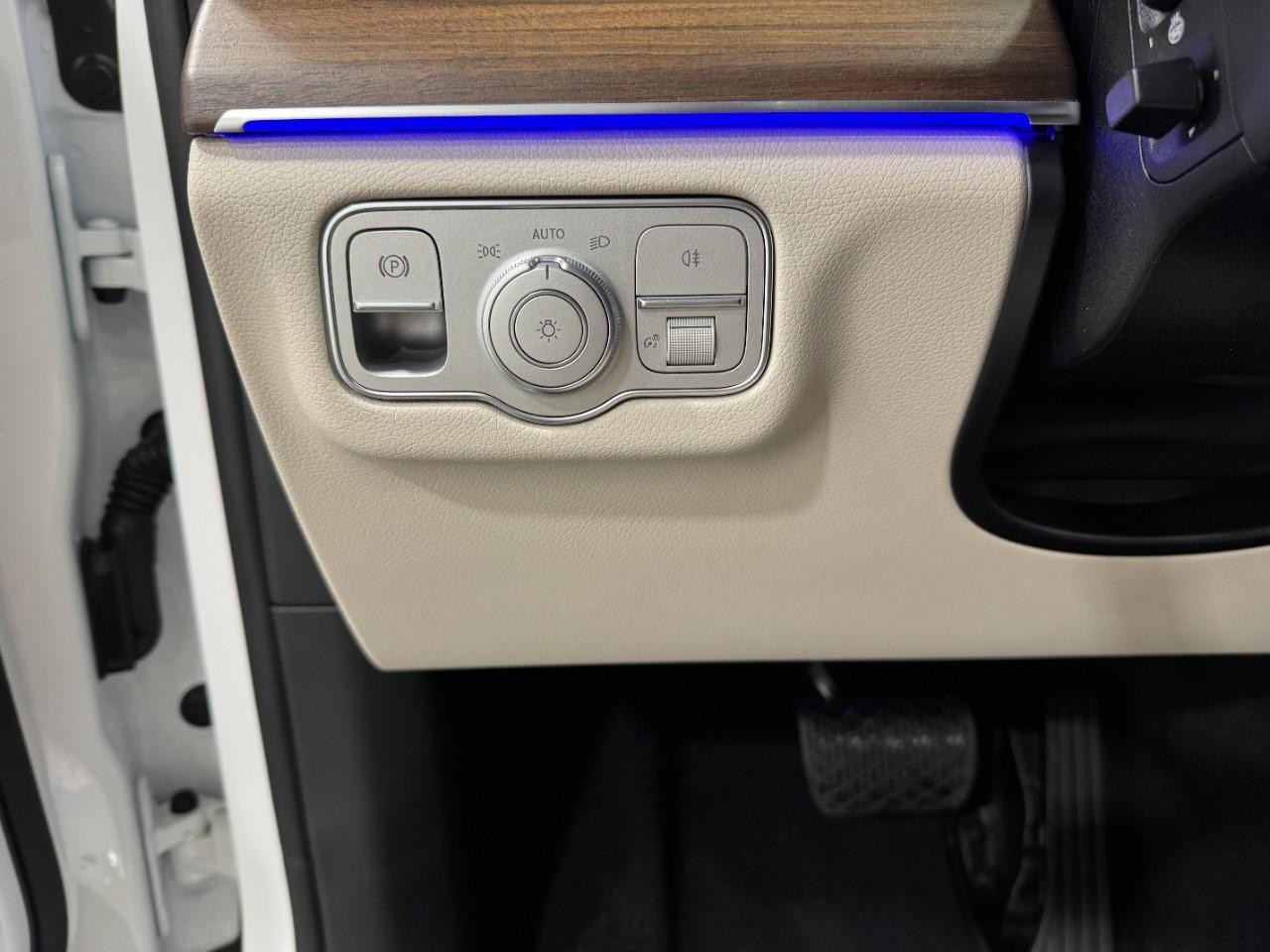 Mercedes-Benz GLE Vehicle Full-screen Gallery Image 31