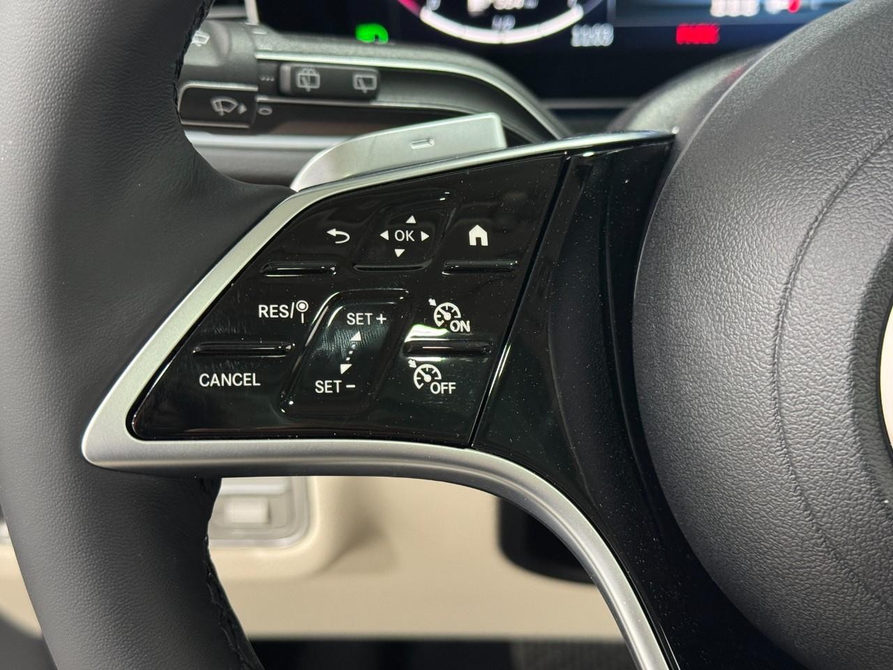 Mercedes-Benz GLE Vehicle Full-screen Gallery Image 32