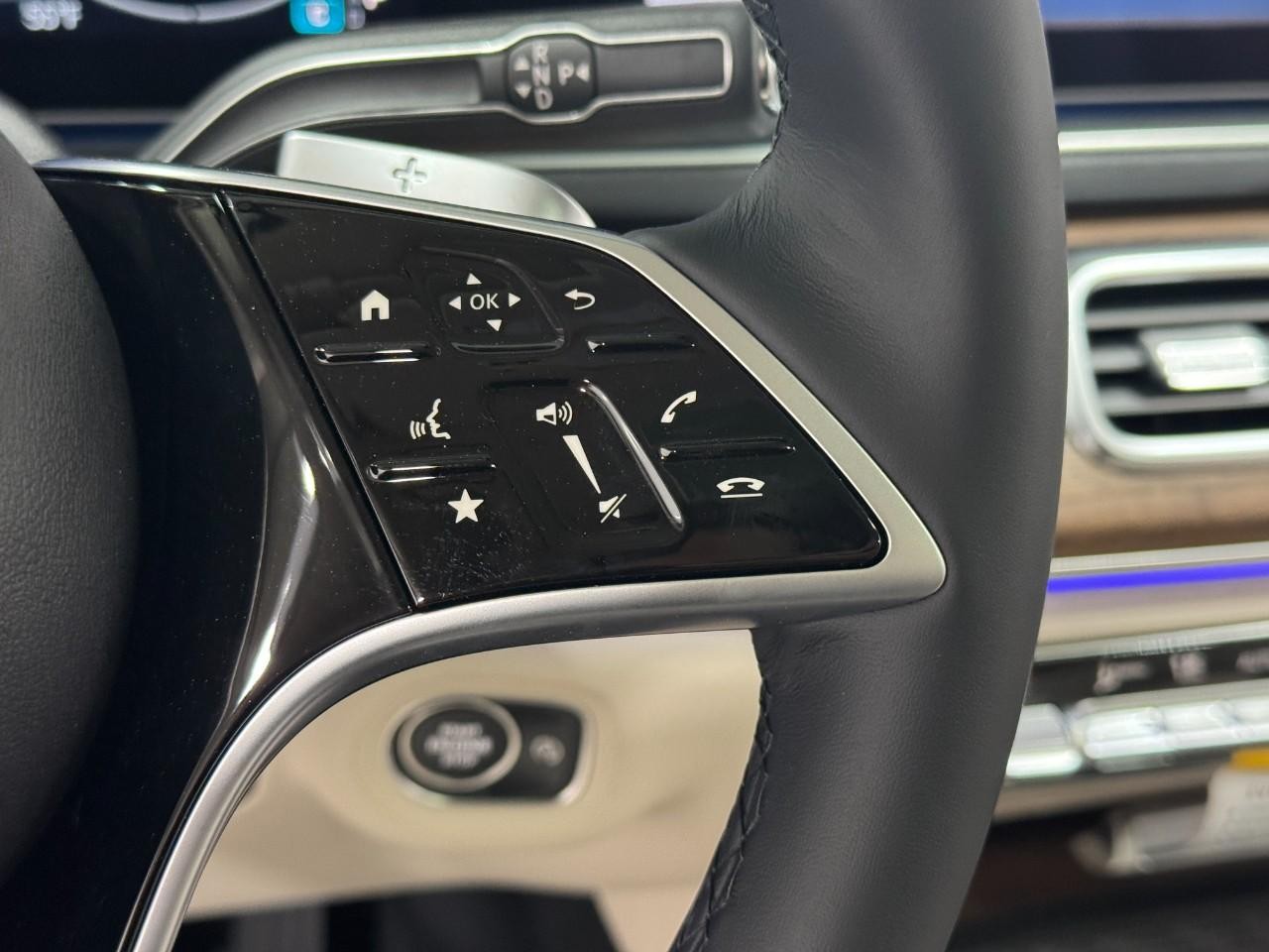 Mercedes-Benz GLE Vehicle Full-screen Gallery Image 33