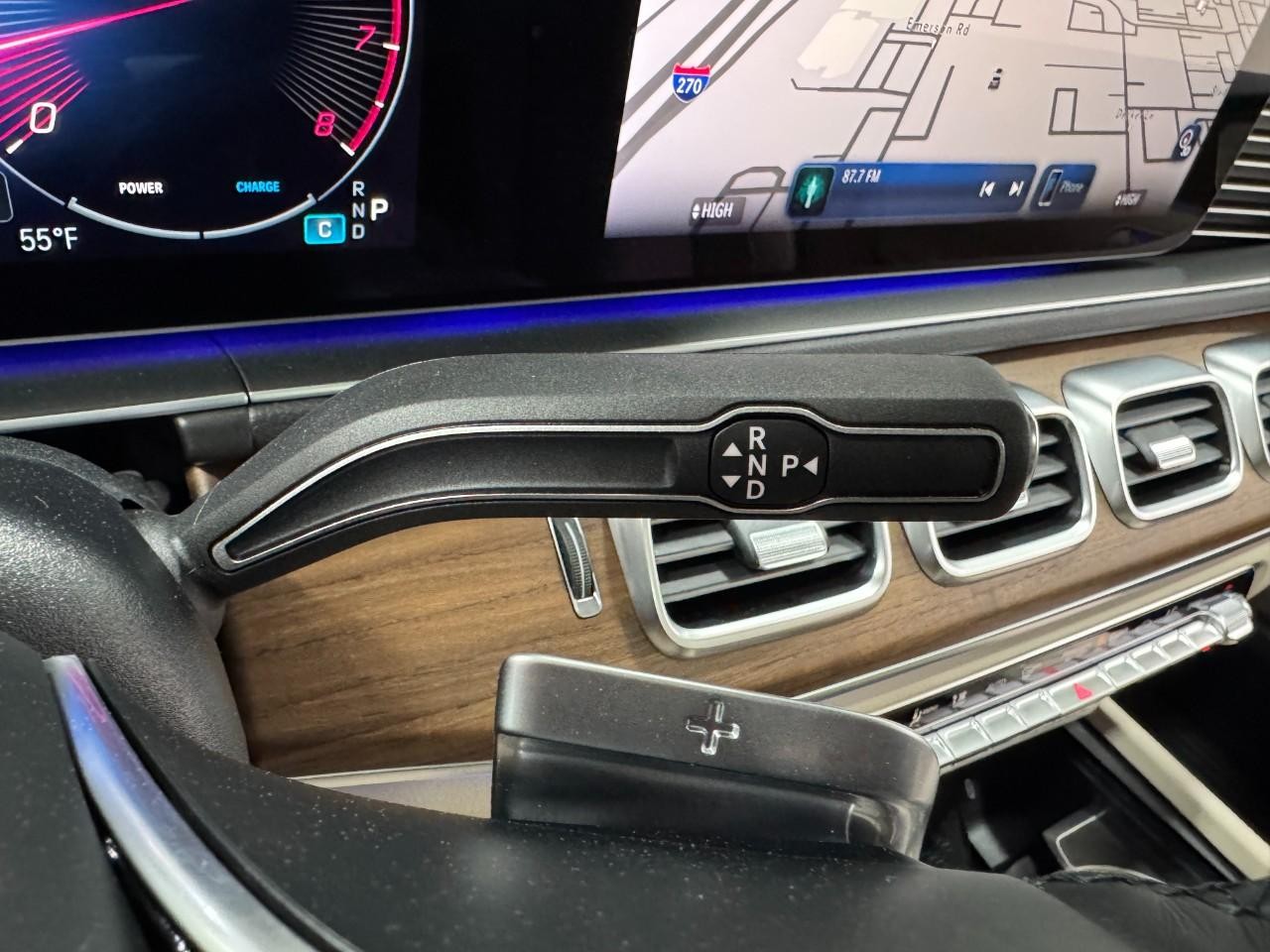 Mercedes-Benz GLE Vehicle Full-screen Gallery Image 35