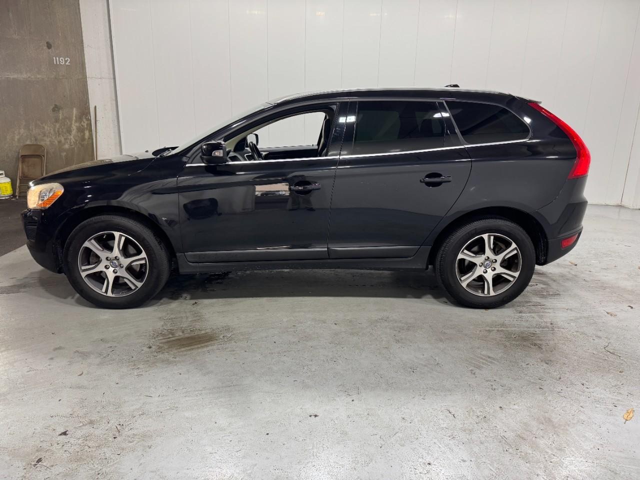 Volvo XC60 Vehicle Full-screen Gallery Image 2