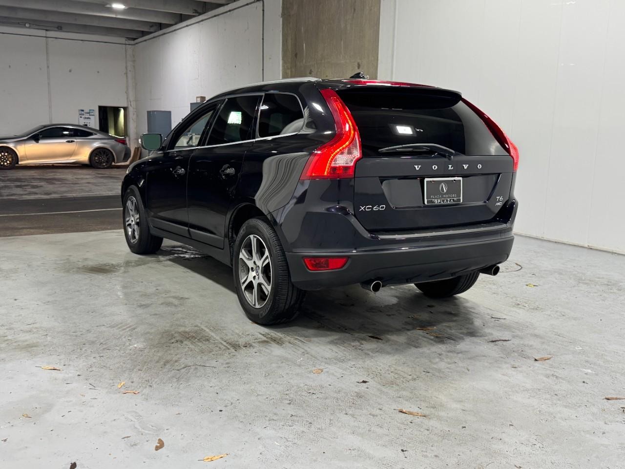 Volvo XC60 Vehicle Full-screen Gallery Image 3