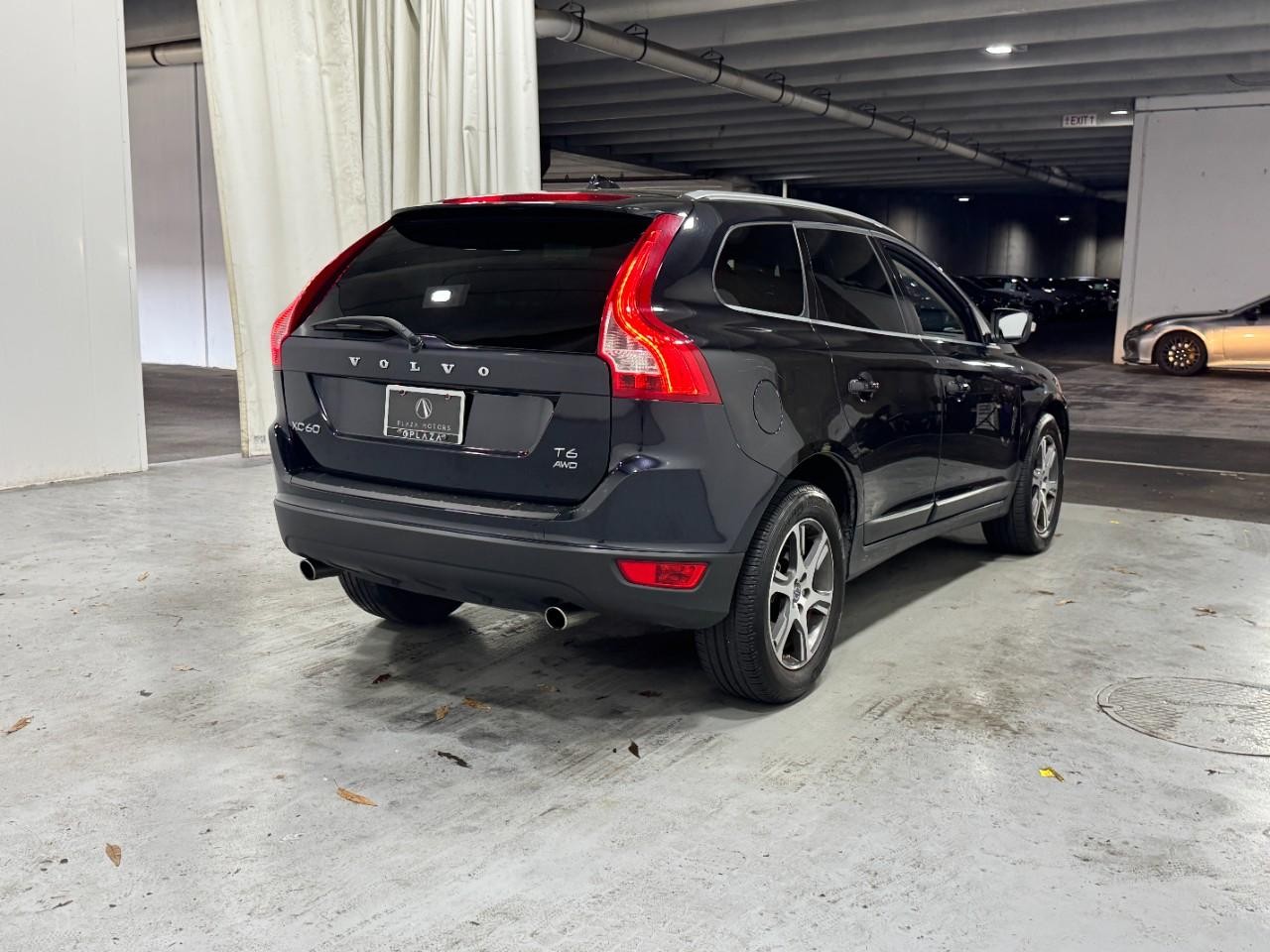Volvo XC60 Vehicle Full-screen Gallery Image 4