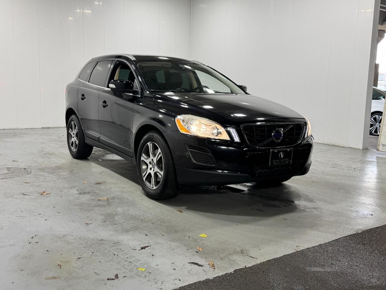 Volvo XC60 Vehicle Full-screen Gallery Image 6