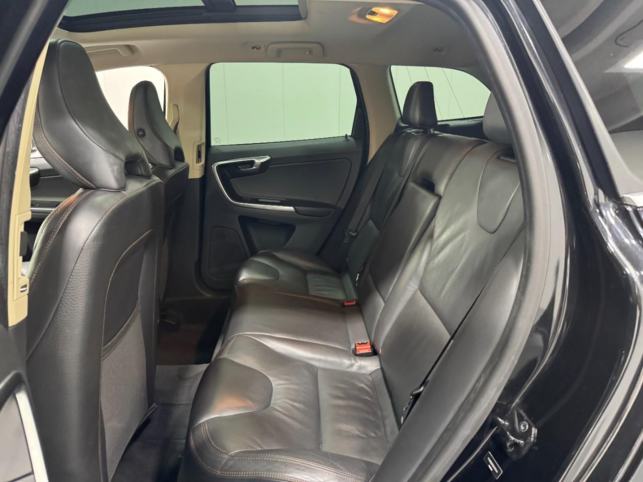 Volvo XC60 Vehicle Full-screen Gallery Image 8