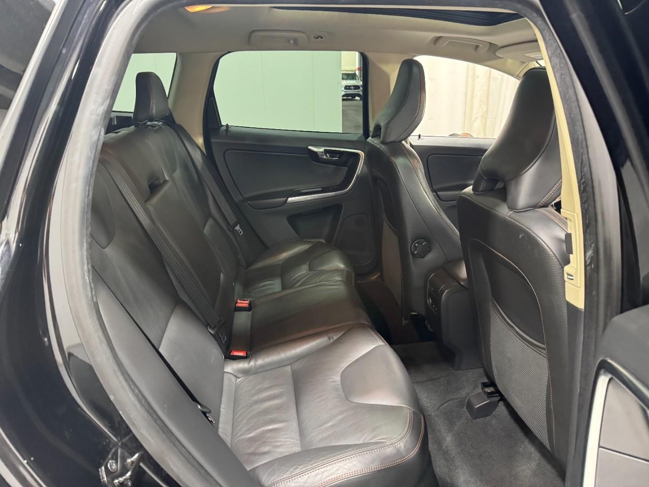 Volvo XC60 Vehicle Full-screen Gallery Image 10