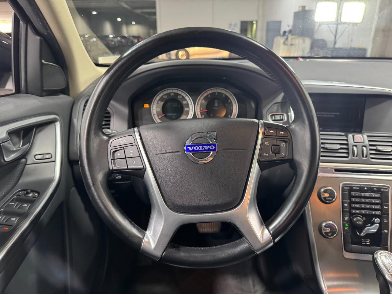 Volvo XC60 Vehicle Full-screen Gallery Image 14