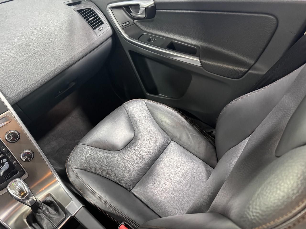 Volvo XC60 Vehicle Full-screen Gallery Image 18