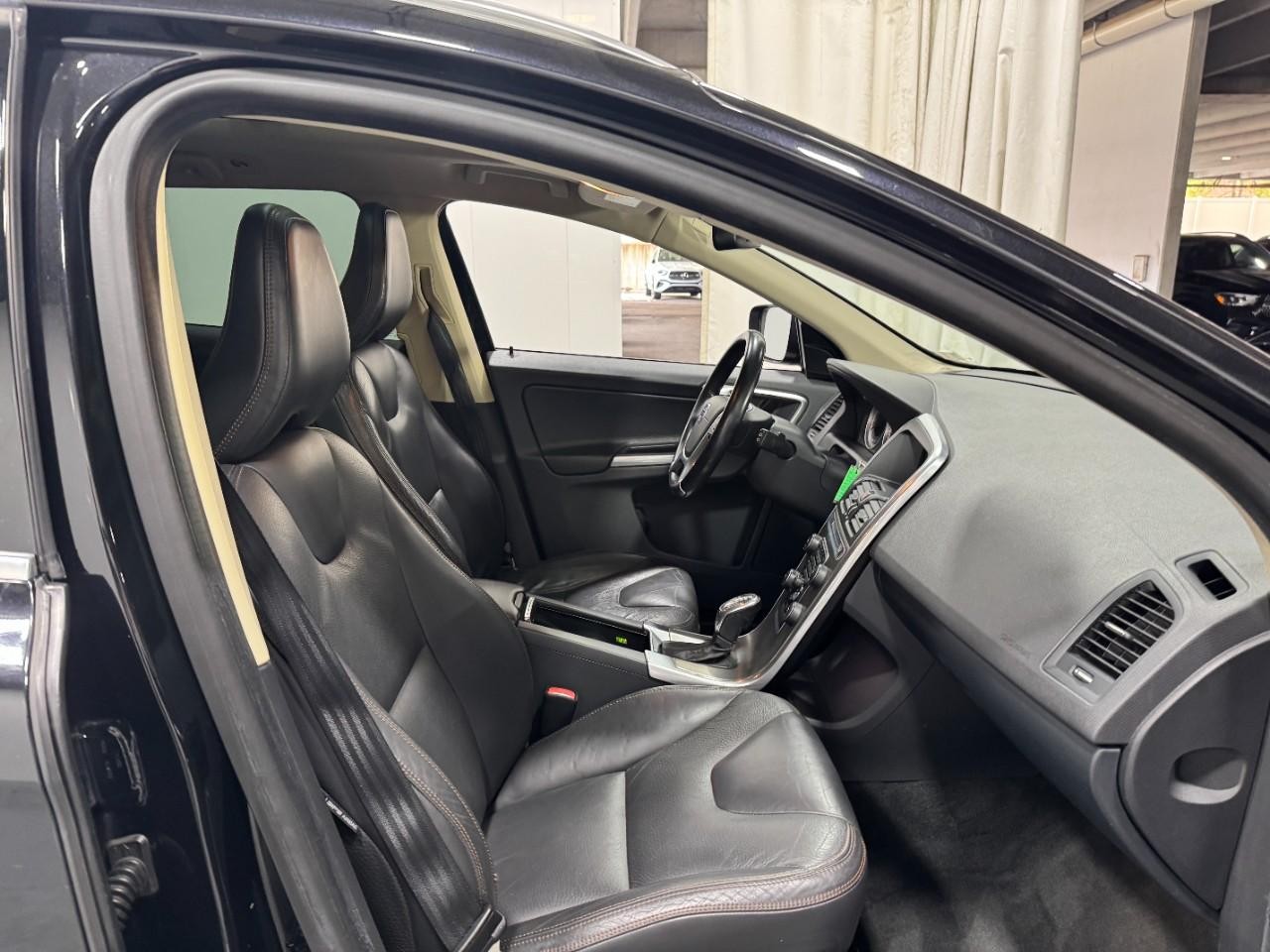 Volvo XC60 Vehicle Full-screen Gallery Image 19