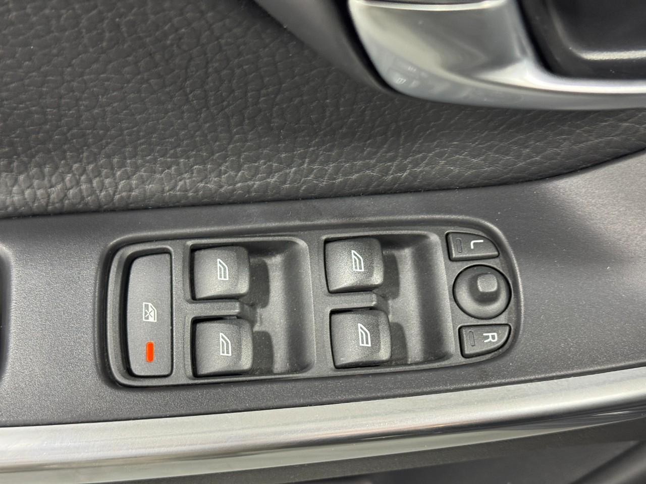 Volvo XC60 Vehicle Full-screen Gallery Image 25