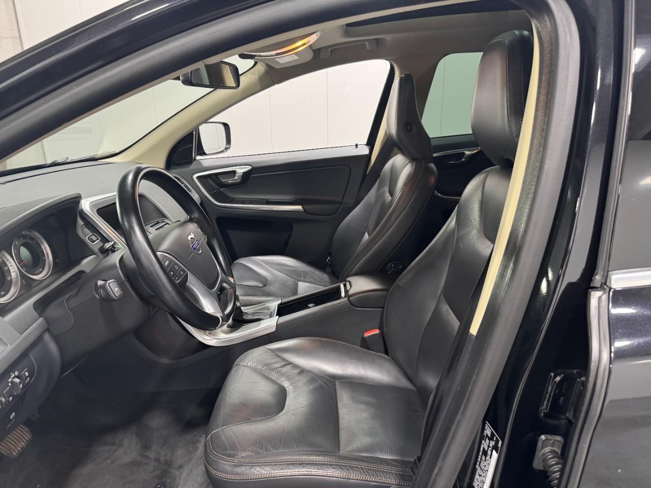 Volvo XC60 Vehicle Full-screen Gallery Image 26