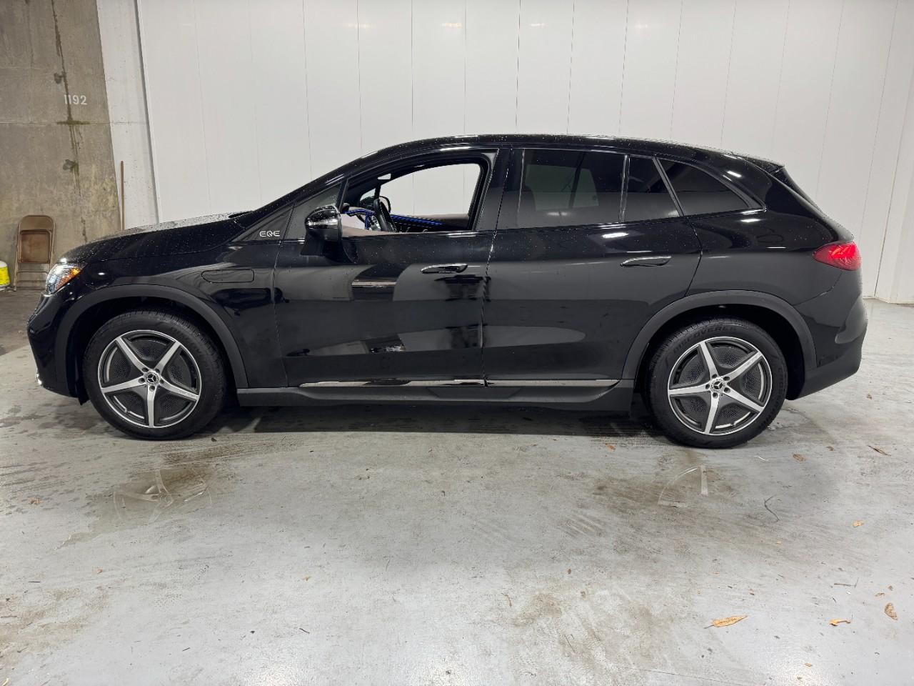 Mercedes-Benz EQE Vehicle Full-screen Gallery Image 2