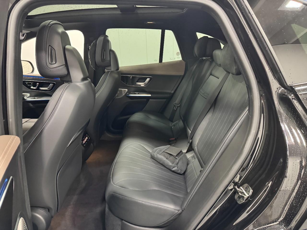 Mercedes-Benz EQE Vehicle Full-screen Gallery Image 8