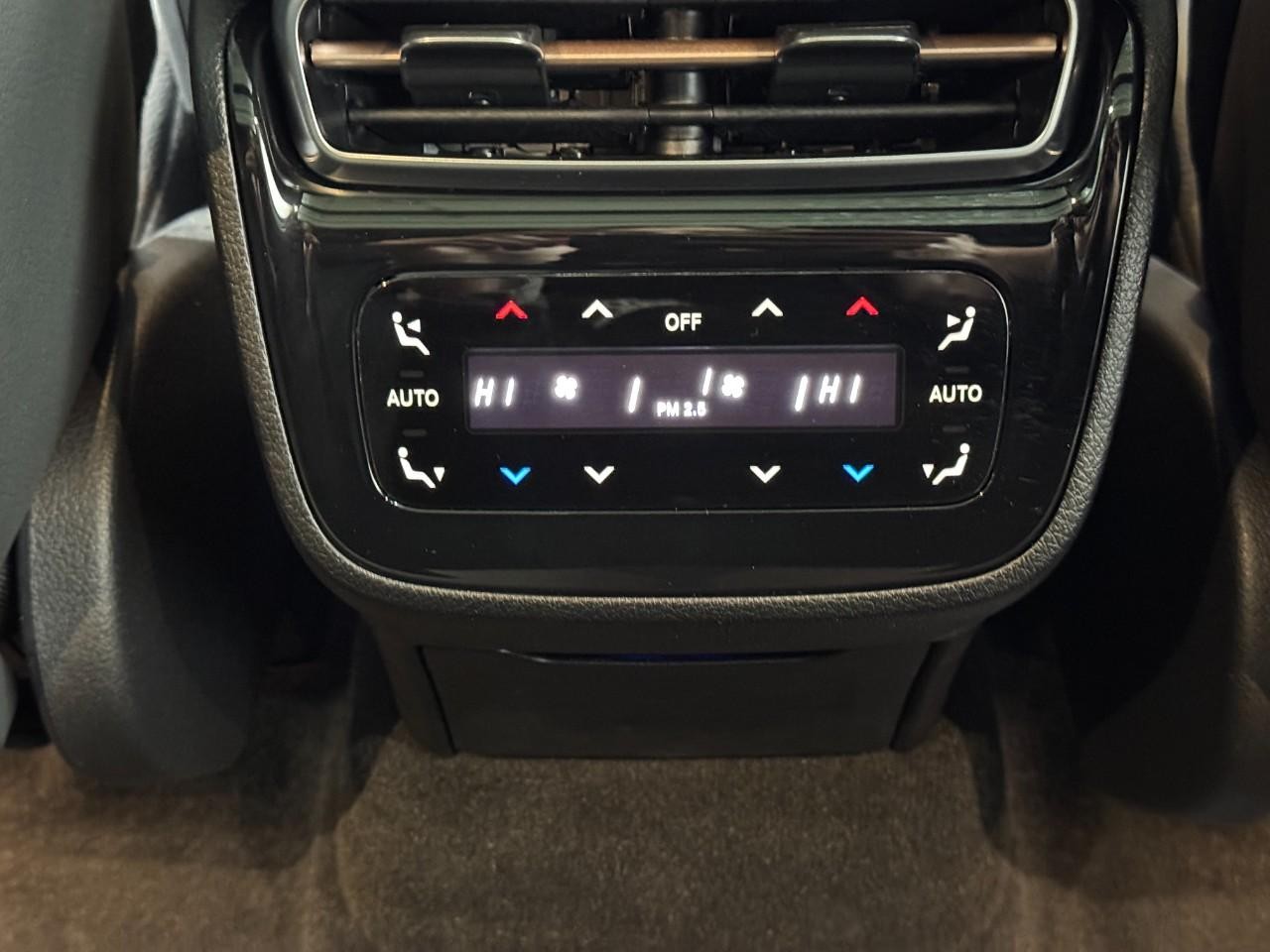 Mercedes-Benz EQE Vehicle Full-screen Gallery Image 11