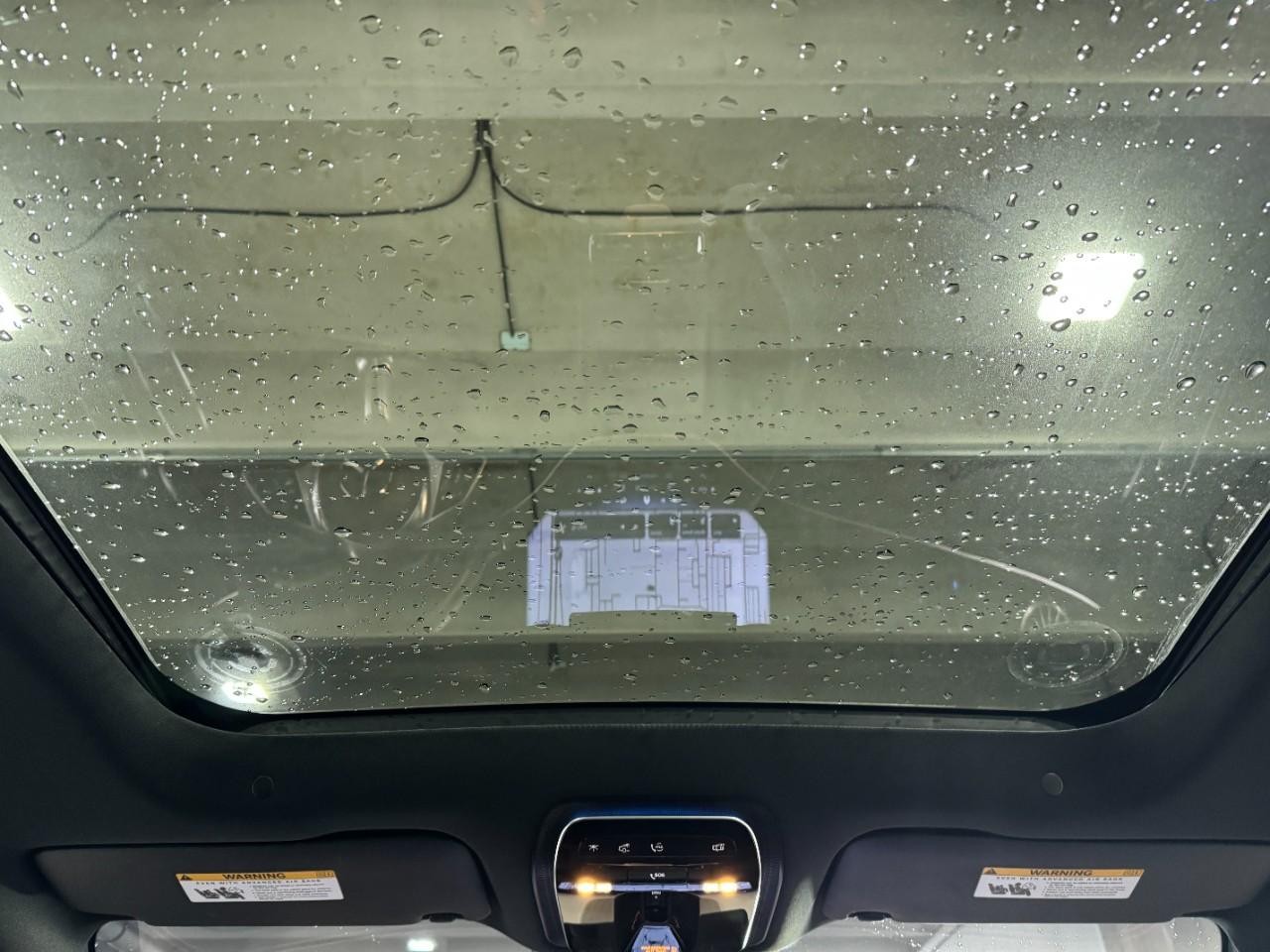 Mercedes-Benz EQE Vehicle Full-screen Gallery Image 12