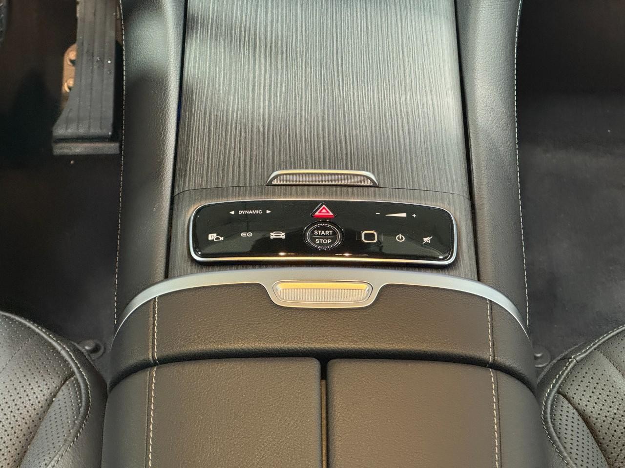 Mercedes-Benz EQE Vehicle Full-screen Gallery Image 16