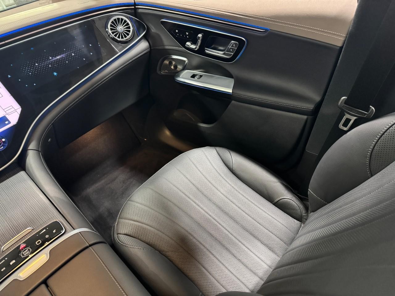 Mercedes-Benz EQE Vehicle Full-screen Gallery Image 17