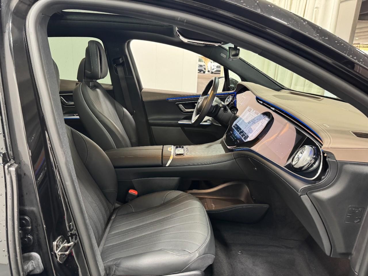 Mercedes-Benz EQE Vehicle Full-screen Gallery Image 18