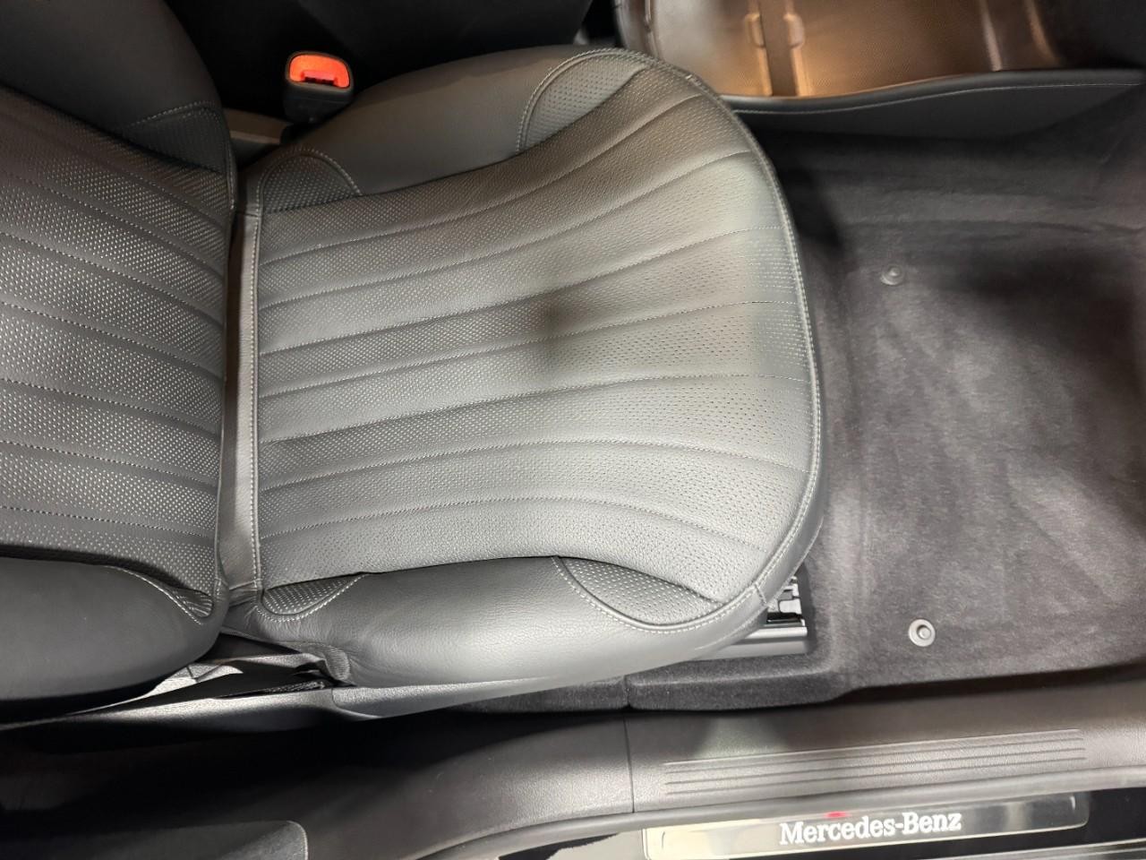 Mercedes-Benz EQE Vehicle Full-screen Gallery Image 19