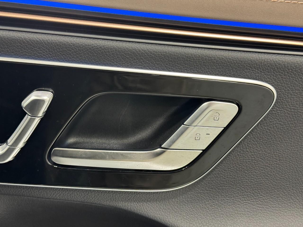 Mercedes-Benz EQE Vehicle Full-screen Gallery Image 21