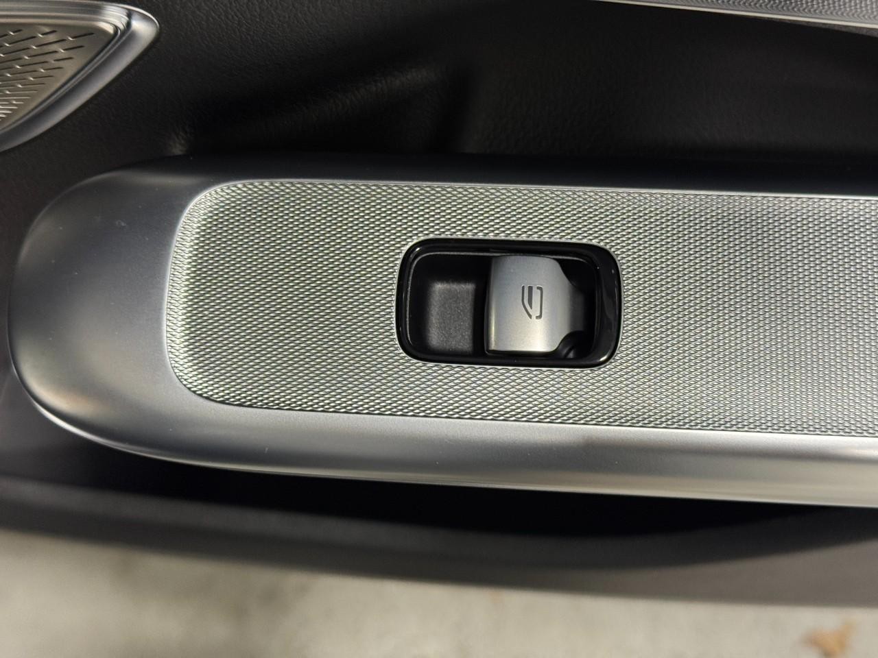 Mercedes-Benz EQE Vehicle Full-screen Gallery Image 22