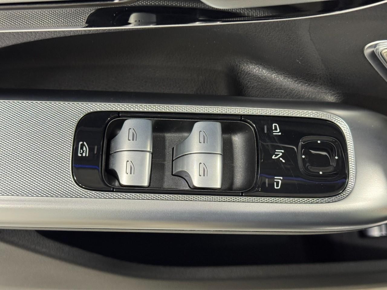 Mercedes-Benz EQE Vehicle Full-screen Gallery Image 25