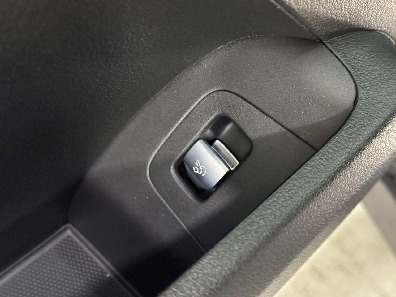 Mercedes-Benz EQE Vehicle Full-screen Gallery Image 27