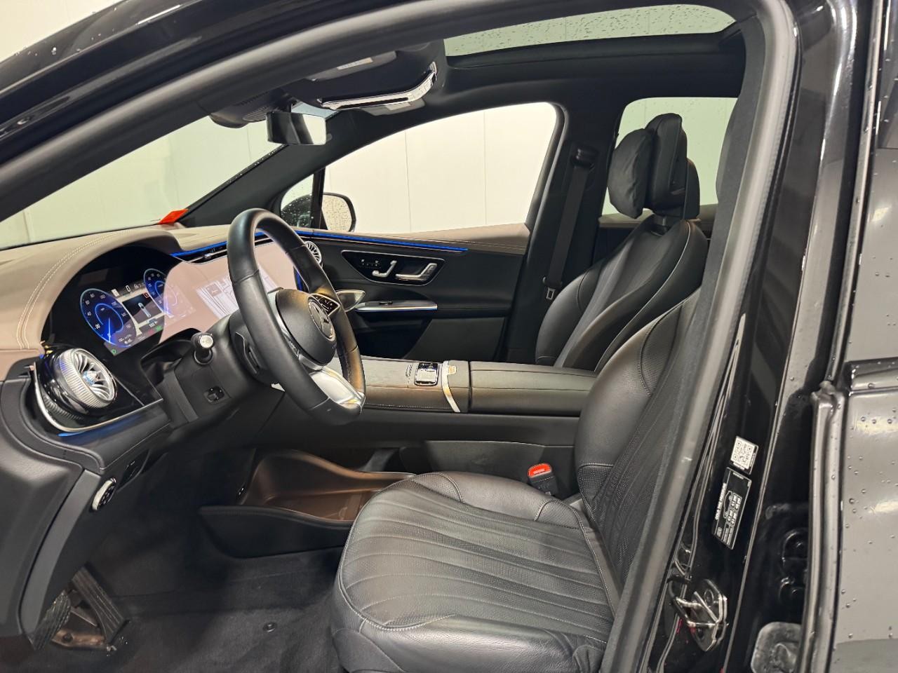 Mercedes-Benz EQE Vehicle Full-screen Gallery Image 28