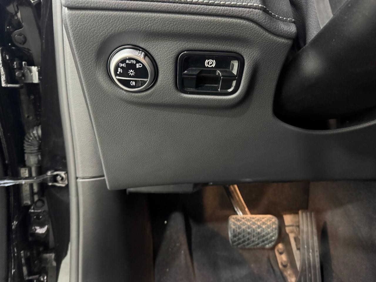 Mercedes-Benz EQE Vehicle Full-screen Gallery Image 30