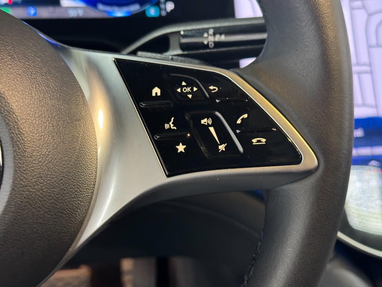 Mercedes-Benz EQE Vehicle Full-screen Gallery Image 32