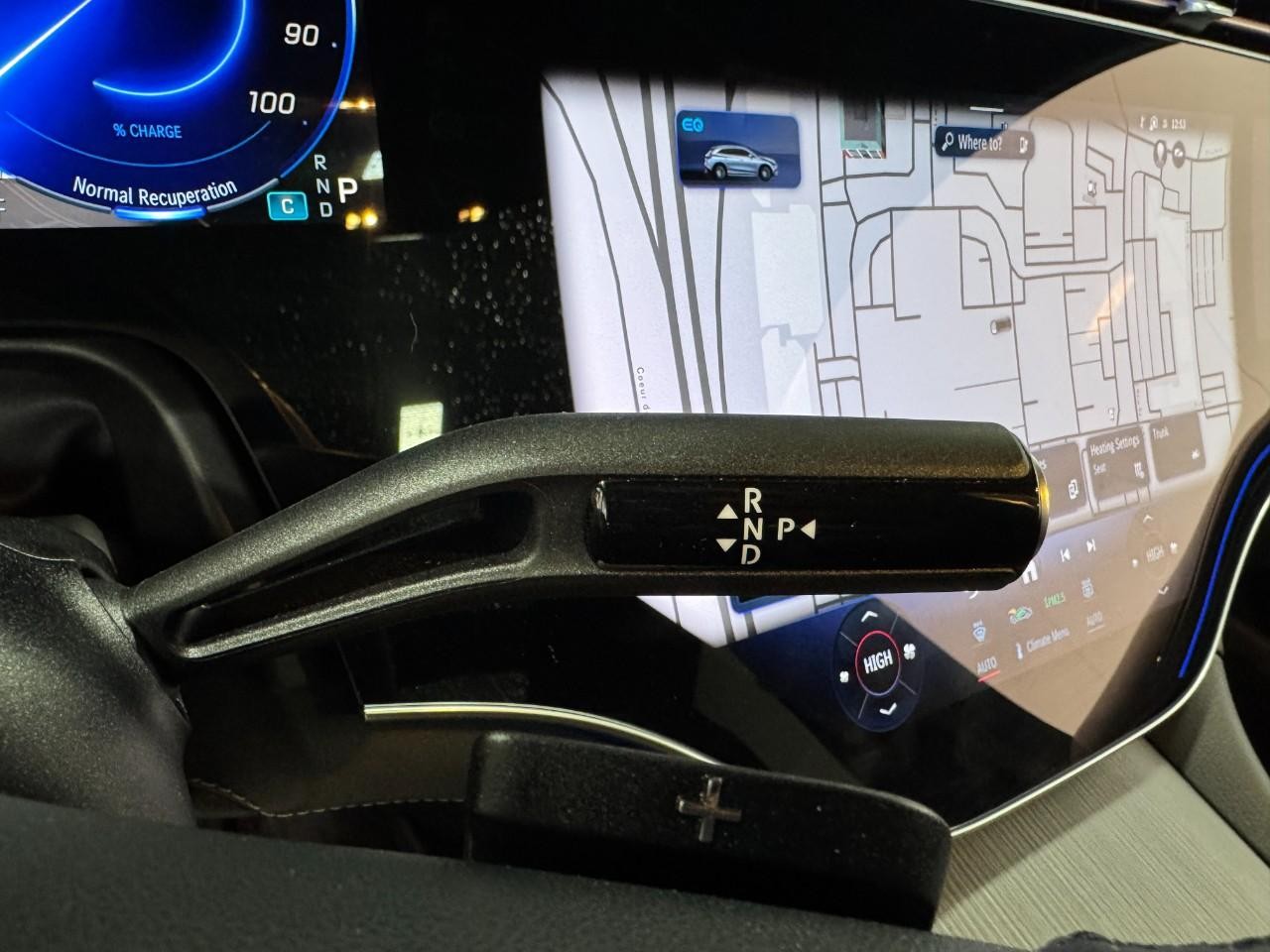 Mercedes-Benz EQE Vehicle Full-screen Gallery Image 34