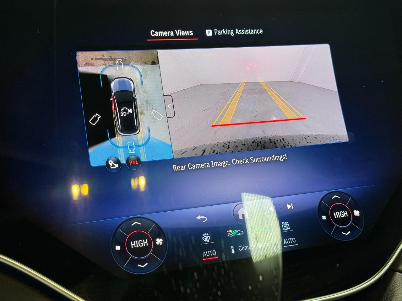 Mercedes-Benz EQE Vehicle Full-screen Gallery Image 35