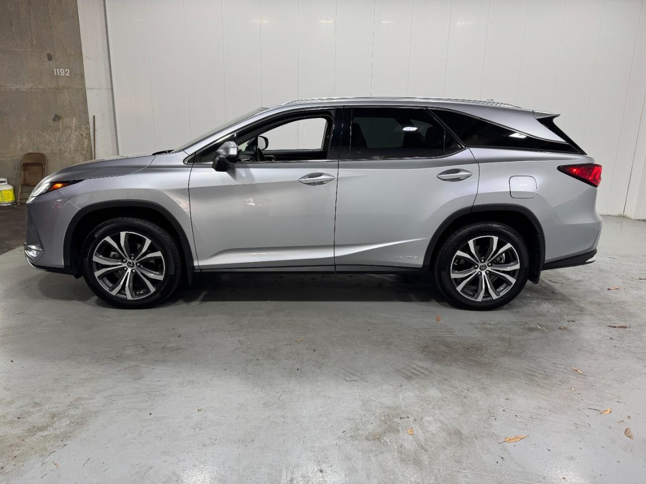 Lexus RX Vehicle Full-screen Gallery Image 2