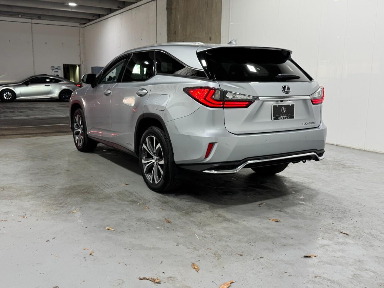 Lexus RX Vehicle Full-screen Gallery Image 3