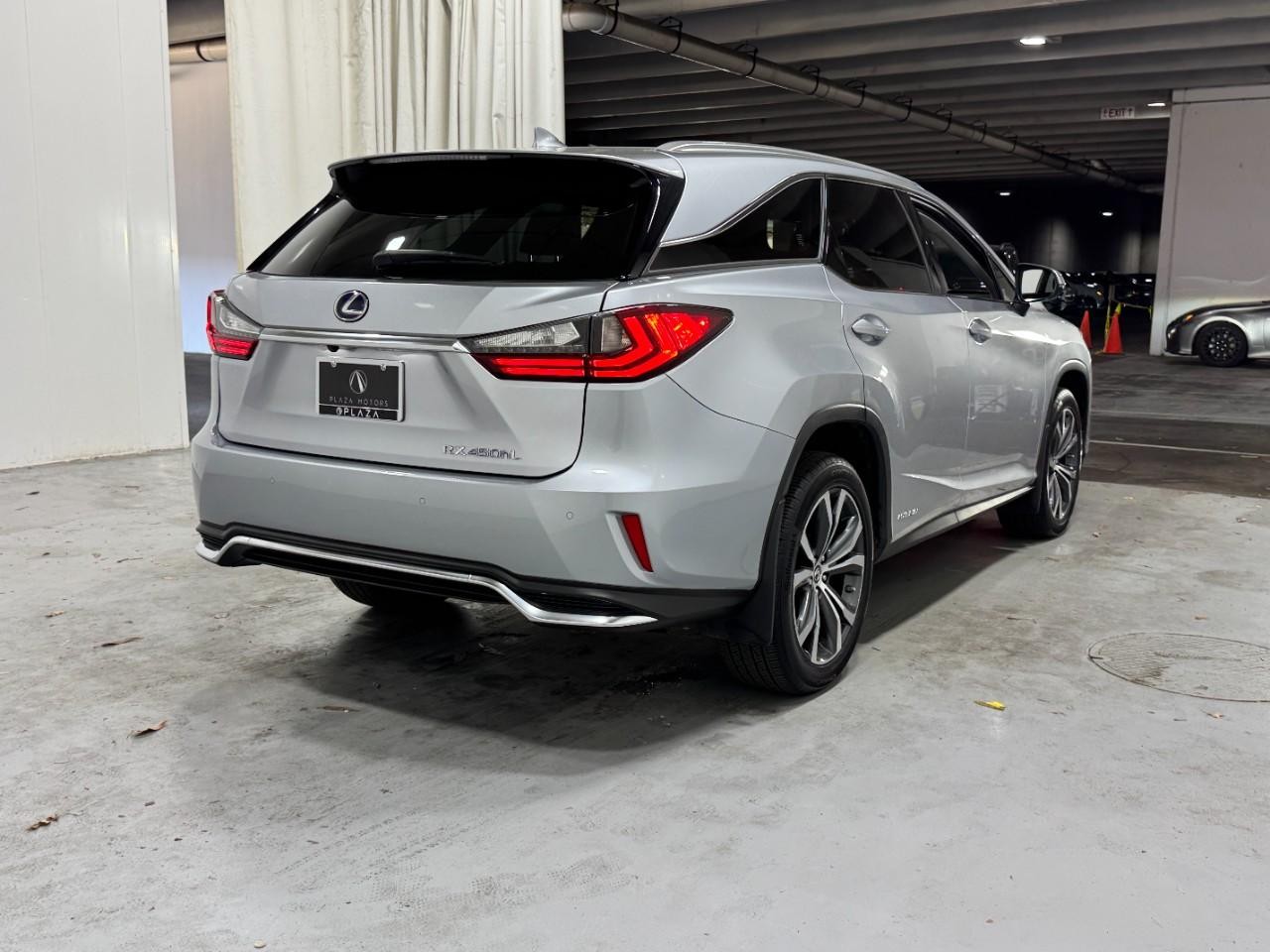 Lexus RX Vehicle Full-screen Gallery Image 4