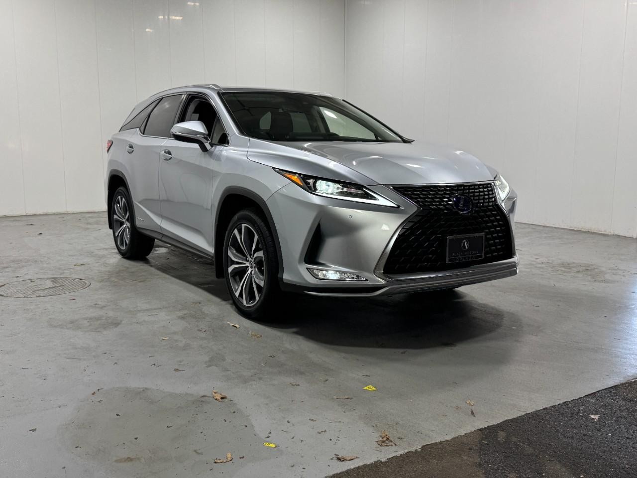 Lexus RX Vehicle Full-screen Gallery Image 6