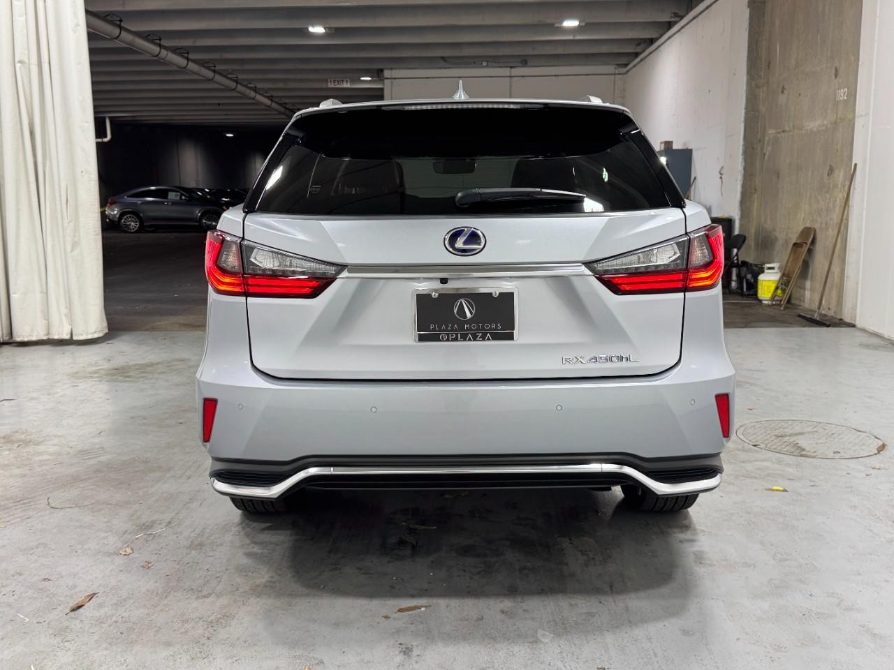 Lexus RX Vehicle Full-screen Gallery Image 10